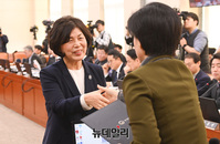 [포토] 증인선서문 제출하는 강정애 장관 후보자