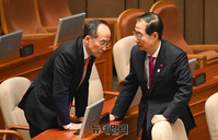 [포토] 대화나누는 추경호·한덕수