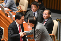 [포토] 김기현 응시하는 윤재옥 당대표 권한대행 