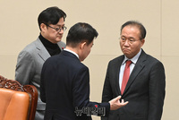 [포토] 본회의서 대화나누는 국회의장-양당원내대표