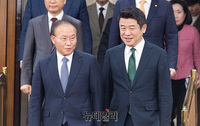 [포토] 원내대책회의 참석하는 윤재옥·유의동 