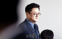 [포토] 민주당 원내대책회의 참석하는 홍익표 원내대표 