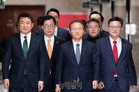 [포토] 제10차 전국위원회 참석하는 유의동·이만희·윤재옥·이헌승 