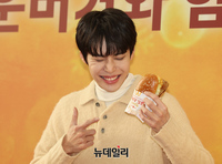 [포토] NCT도영 "버거 먹고 기부도 하세요"