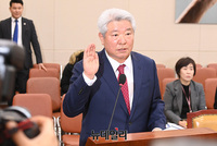 [포토] 증인선서하는 김홍일 방통위원장 후보자