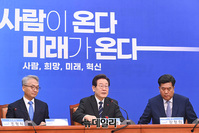 [포토] '영입인재 4·5호' 소개하는 이재명 민주당 대표