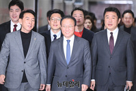 [포토] 최고위원회의 참석하는 윤재옥·유의동 