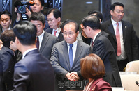 [포토] 의원총회 참석하는 윤재옥 당대표 권한대행 