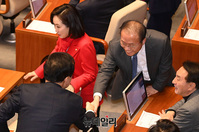 [포토] 악수나누는 김기현·윤재옥
