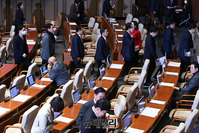 [포토] 본회의장 나서는 국민의힘 의원들