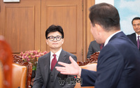 [포토] 한동훈 비대위원장과 대화나누는 김진표 국회의장 