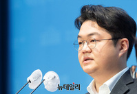 [포토] 불체포특권 포기 동참 선언하는 박용일 예비후보