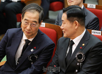 [포토] 대화나누는 한덕수·신원식 