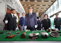 [포토] 유품 설명듣는 한덕수 국무총리 