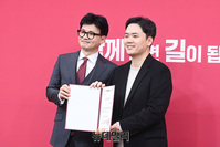 [포토] 비대위원 임명식, 기념촬영하는 구자룡 변호사