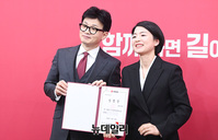 [포토] 비상대책위원 임명장 받은 한지아 교수