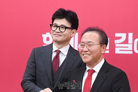 [포토] 임명장 받아든 윤재옥 국민의힘 원내대표 