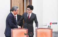[포토] 한오섭 정무수석과 인사나누는 한동훈 비대위원장