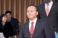 [포토] 국민의힘 원내대책회의 참석하는 윤재옥 원내대표 