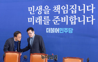 [포토] 원내대책회의 참석하는 홍익표 민주당 원내대표