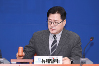 [포토] 의사봉 두드리는 홍익표 민주당 원내대표 