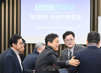 [포토] 더불어민주당 비상의총, 인사나누는 홍익표 원내대표