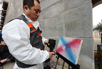 [포토] '경복궁 낙서' 제거과정 소개하는 국립문화재연구원 