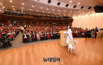 [포토] 국회의원 김예지 '(어항)을 깨고 바다로 간다' 출판기념회
