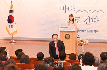 [포토] 윤재옥 원내대표 소개하는 김예지 의원 