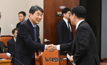 [포토] 인사나누는 이주호·이태규