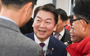 [포토] 인사나누는 안철수 국민의힘 의원 