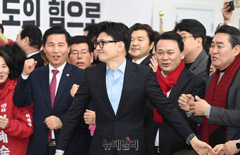 [포토] 경기도당 신년인사회, 환대받는 한동운 비대위원장 