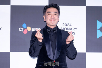 [포토] 류승룡, 깜찍한 손가락 하트