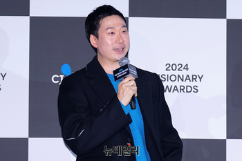 [포토] 2024 비저너리 어워즈, 소감 밝히는 김용훈 감독 