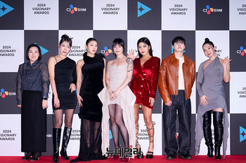 [포토] 동료들과 기념촬영하는 모니카 