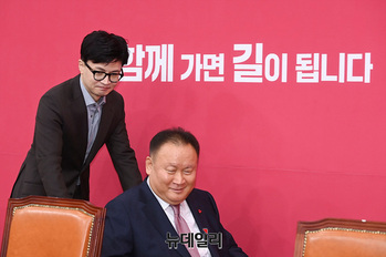 [포토] 국민의힘 비상대책위원회의, 함께 입장하는 한동훈·이상민