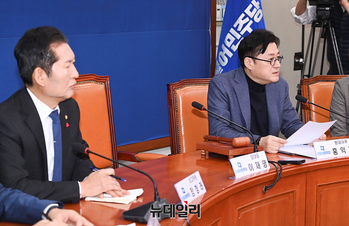 [포토] 이재명 공석, 최고위원회의 주재하는 홍익표 원내대표