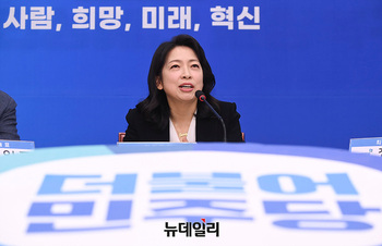 [포토] 더불어민주당 '6호 인재' 황정아 박사