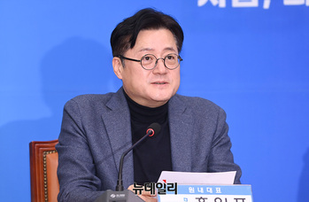 [포토] '영입인재 6호' 소개하는 홍익표 원내대표 