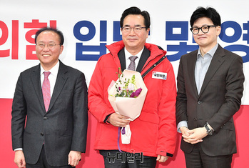 [포토] 국민의힘 영입환영식, 꽃다발 든 정황근 전 농림축산식품부 장관