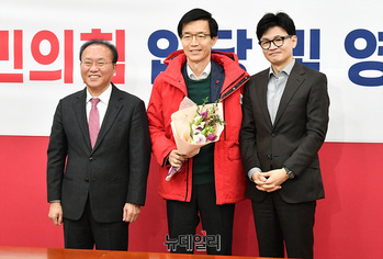 [포토] 기념촬영하는 방문규 전 산업통상자원부 장관