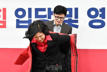 [포토] 국민의힘 점퍼 입는 이기순 전 여가부 차관