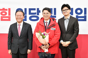 [포토] 국민의힘 영입환영식, 기념촬영하는 김완섭 전 기재부 2차관 