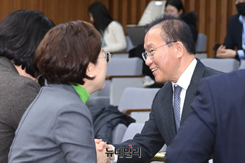 [포토] 국민의힘 원내대책회의, 인사나누는 윤재옥 원내대표 