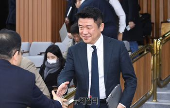 [포토] 원내대책회의 참석하는 유의동 정책위의장 