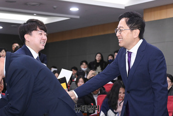 [포토] 인사나누는 금태섭 새로운선택 공동대표 