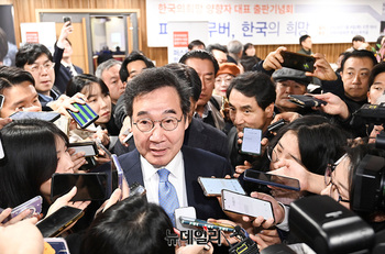 [포토] 취재진에 둘러싸인 이낙연 전 민주당 대표 