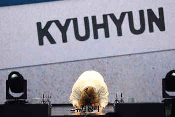 [포토] 큰절하는 이특 "우리 규현이 잘 부탁드립니다"