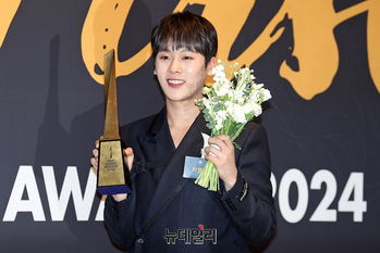 [포토] 무빙 봉석이 '이정하' OTT신인남자배우상 수상