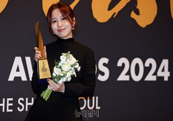 [포토] 가수 권진아, 퍼스트브랜드 대상 여성보컬상 수상